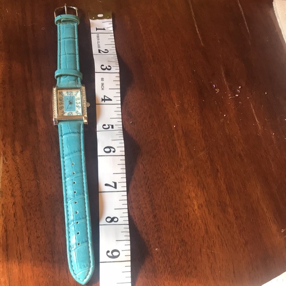 Avon Quartz Watch beautiful blue - Picture 2 of 4